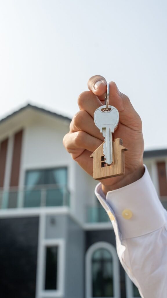 Schluesselubergabe vor Einfamilienhaus beim Immobilienkauf