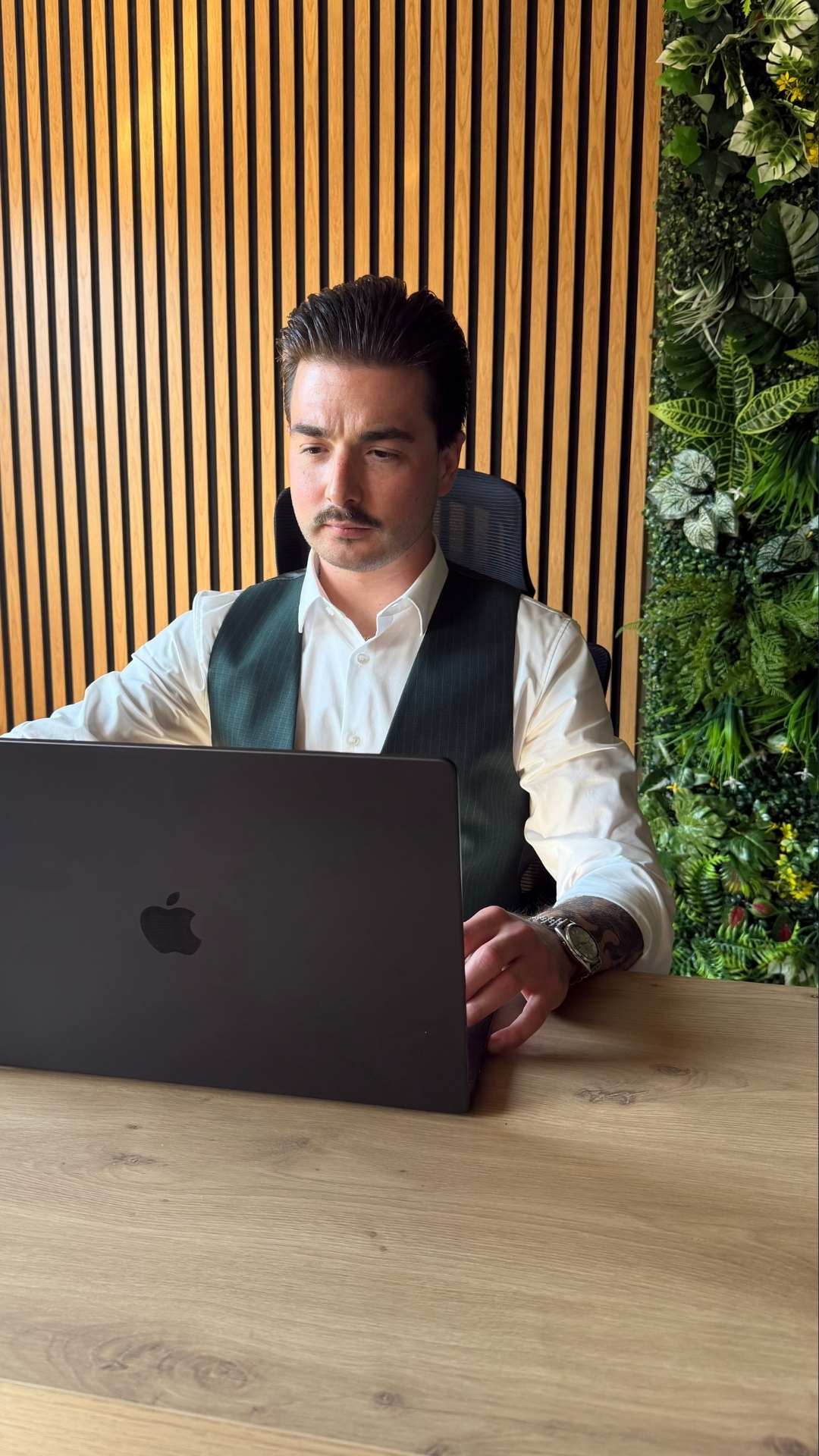 Immobilienberater von Daniel Wachter Immobilien am Laptop